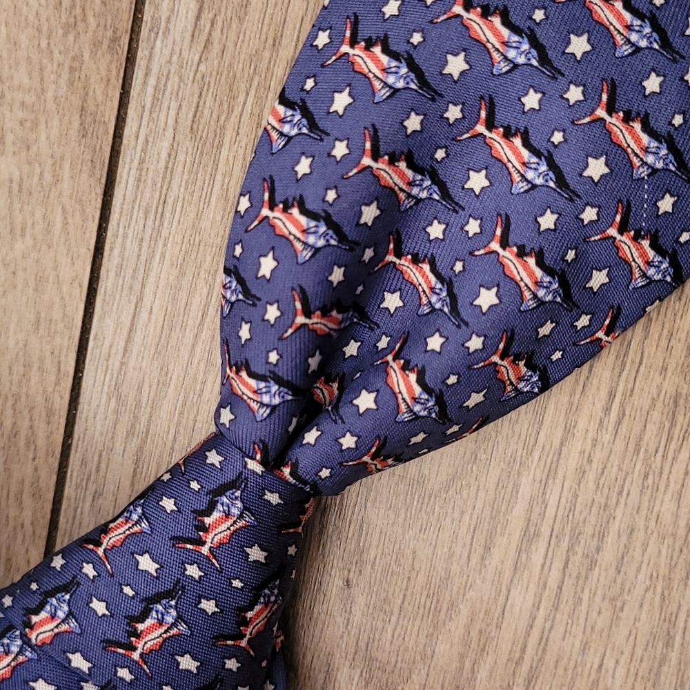VINEYARD VINES Dark Blue Grey Patriotic Swordfish Pattern Mens Silk Tie